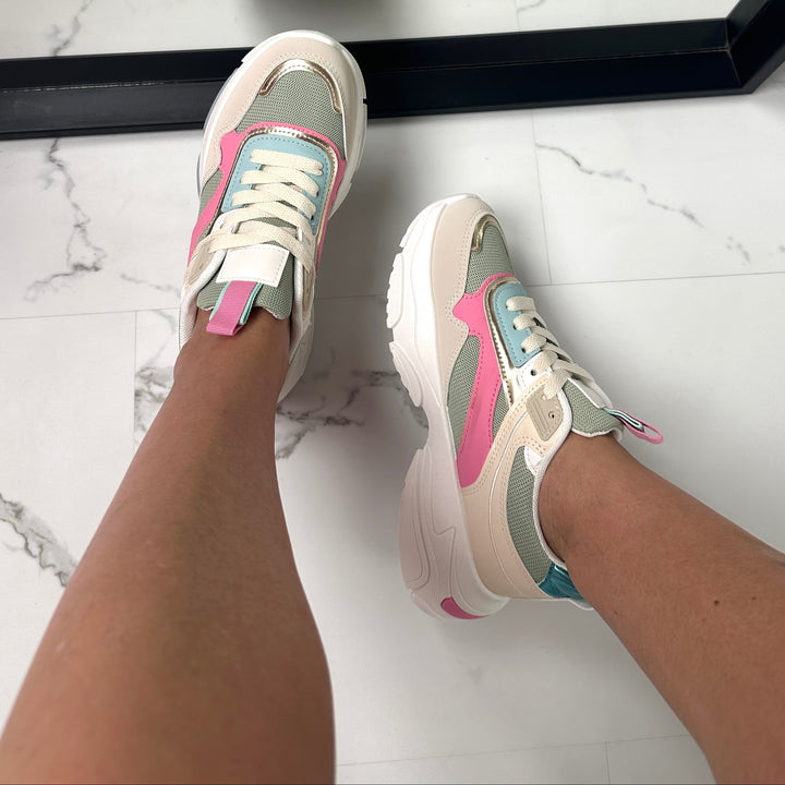 Calzature donna: sneakers beige e marroni con soletta estraibile, per massimo comfort e supporto quotidiano.