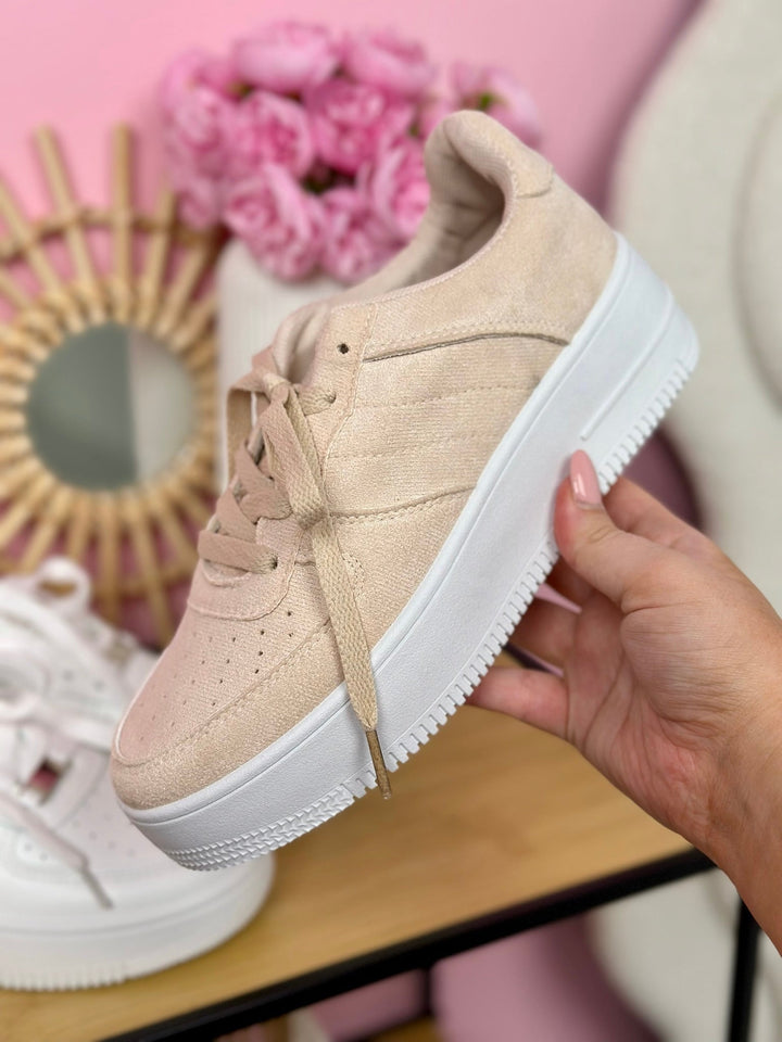 Sneakers donna beige con plateau, perfette per comfort e stile elegante casual, ideali per ogni giorno.