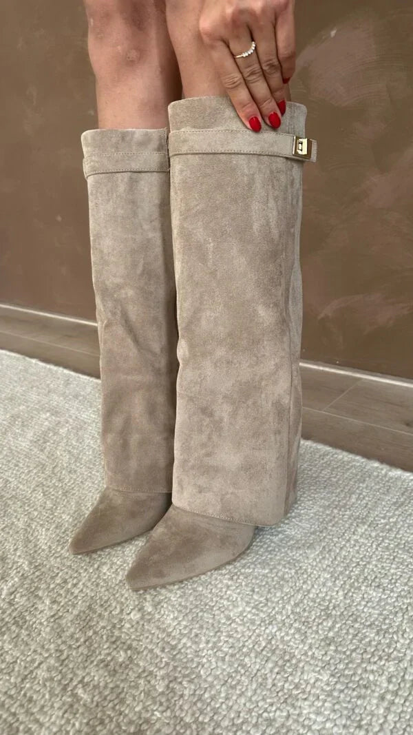 Stivali alti donna in pelle scamosciata con zeppa nascosta e fibbia dorata. Perfetti per autunno/inverno.