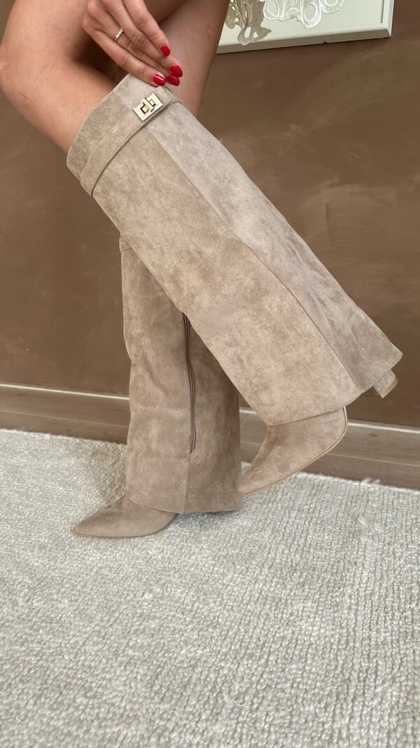 Stivali alti donna moda autunno/inverno con zeppa nascosta; design raffinato e fibbia dorata.