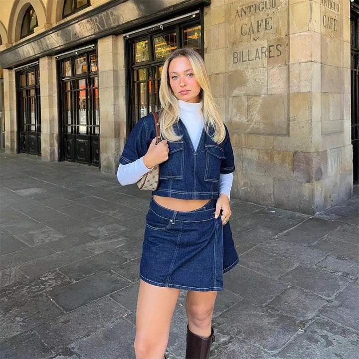 Outfit moda donna: set due pezzi denim, top e gonna-pantaloncino, ideale per un look estivo casual.