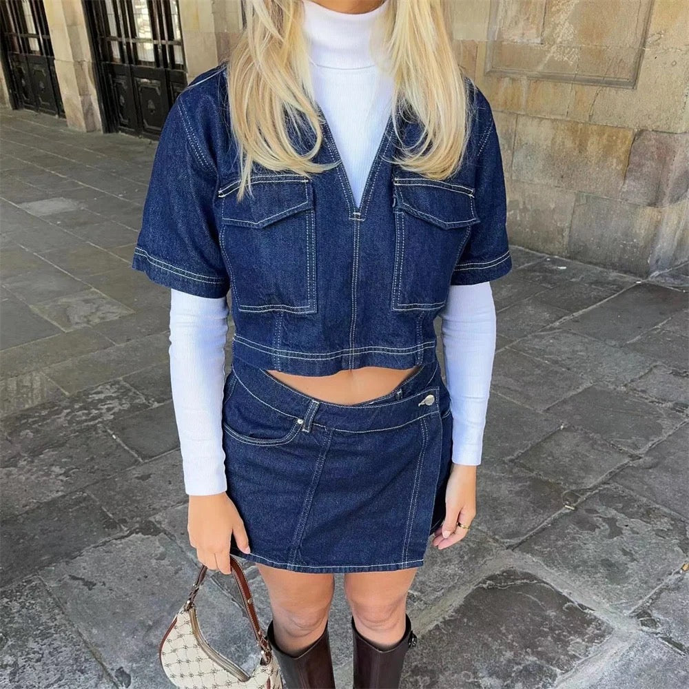 Stile casual chic: completo donna denim blu scuro, set top e gonna-pantaloncino, ideale per un outfit estivo.