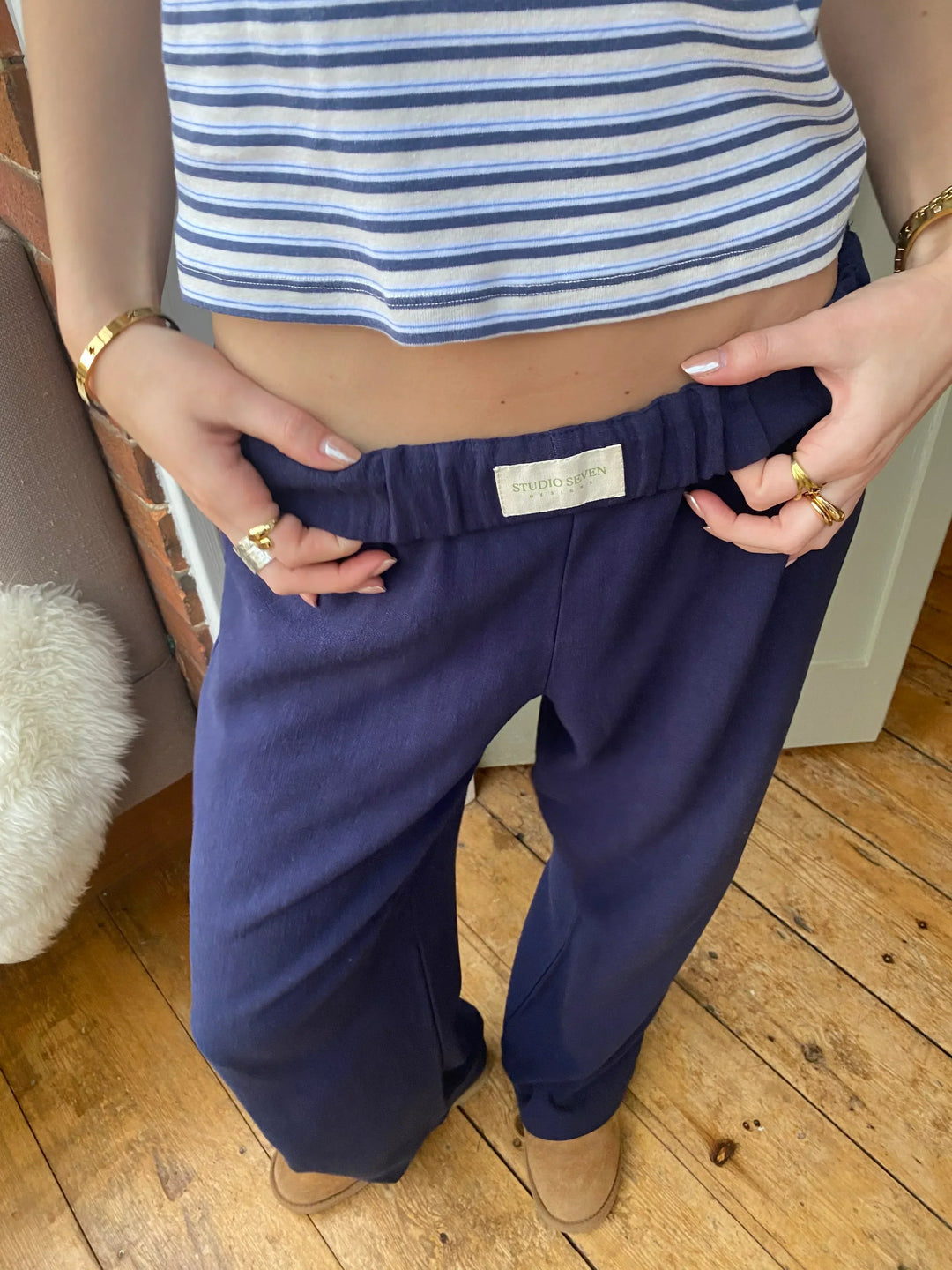 Vista frontale dei pantaloni casual donna a righe, vestibilità comoda e design moderno.