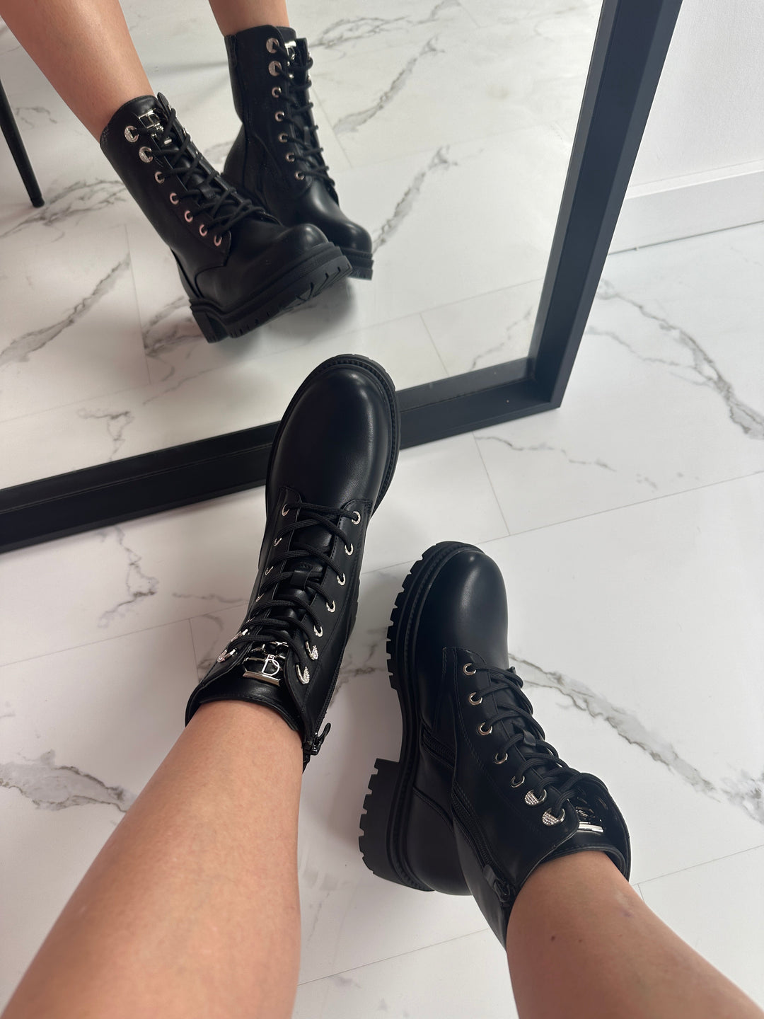 Stivaletti donna autunnali neri, design moderno con lacci e zip. Suola chunky 4cm per extra comfort.