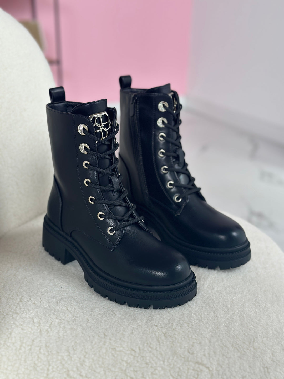 Stivaletti donna autunnali neri con lacci, zip laterale e suola chunky 4cm. Scarpe moda casual e comode.