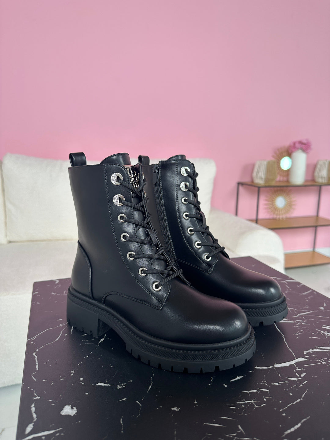 Stivaletti autunnali neri da donna con lacci e zip laterale. Suola chunky 4cm, perfetti per uno stile casual chic.