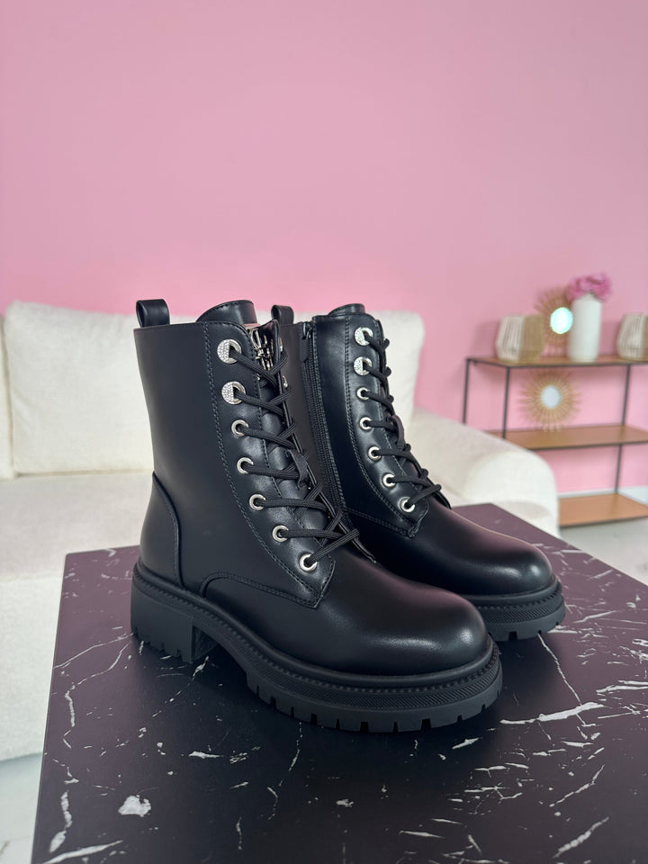 Stivaletti autunnali neri da donna con lacci e zip laterale. Suola chunky 4cm, perfetti per uno stile casual chic.