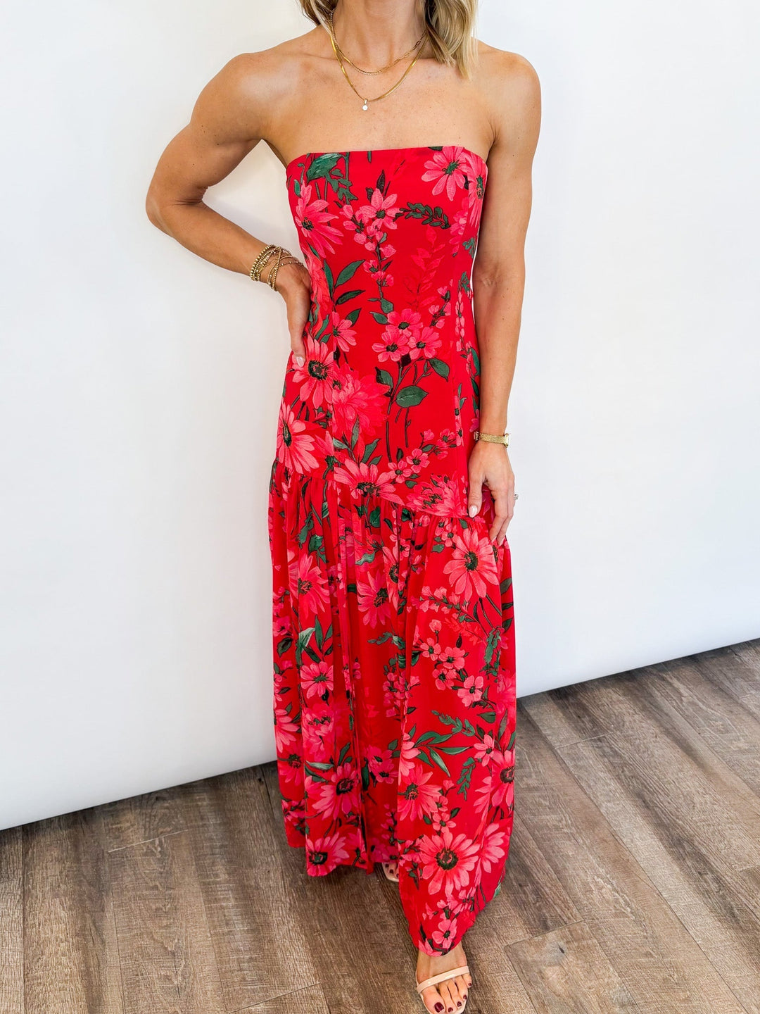 Abito lungo donna estivo floreale, un maxi dress elegante senza spalline per uno stile leggero e chic. [[lstfy-media:4]]