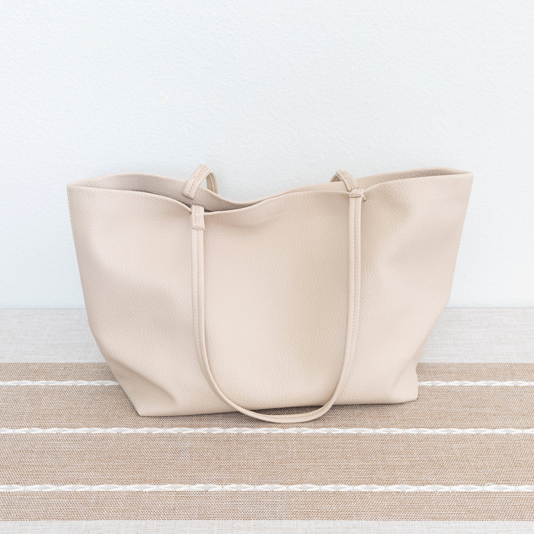 Borsa elegante da donna in pelle sintetica, perfetta per chi cerca stile e funzionalità.