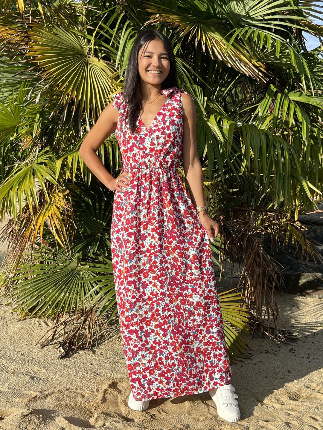Abito lungo donna rosso con vivace stampa floreale e nodo sulla spalla. Perfetto per un look estivo elegante e femminile.