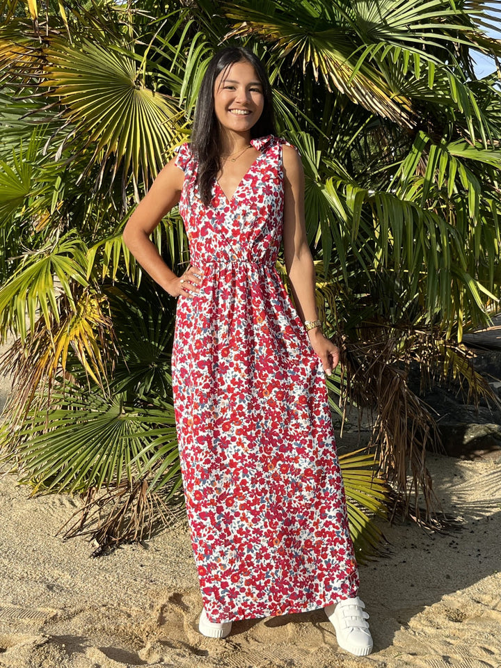 Abito lungo donna rosso con vivace stampa floreale e nodo sulla spalla. Perfetto per un look estivo elegante e femminile.