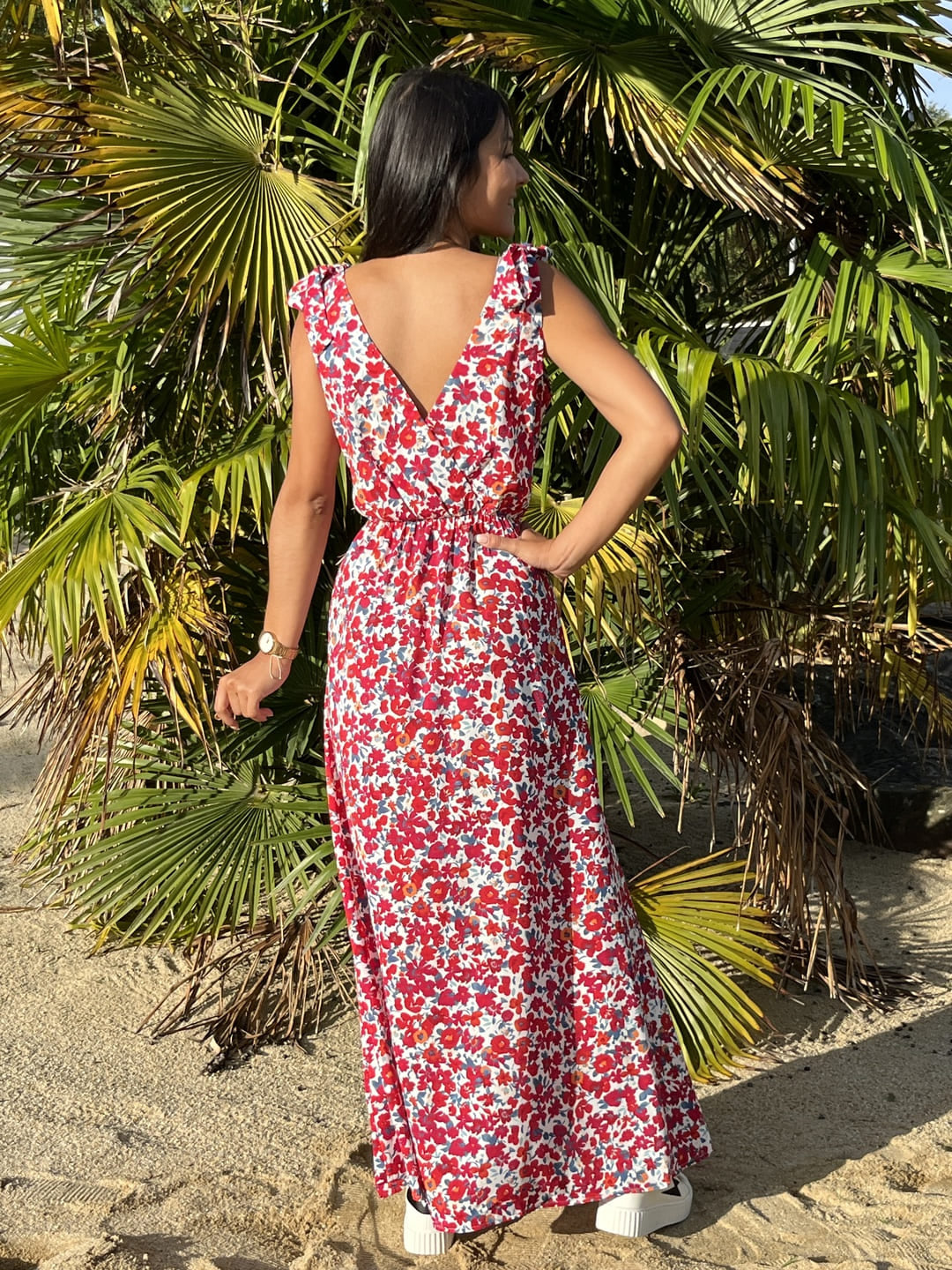 Vestito lungo donna estivo color rosso, fantasia floreale e nodo decorativo sulla spalla. Ideale per occasioni eleganti.