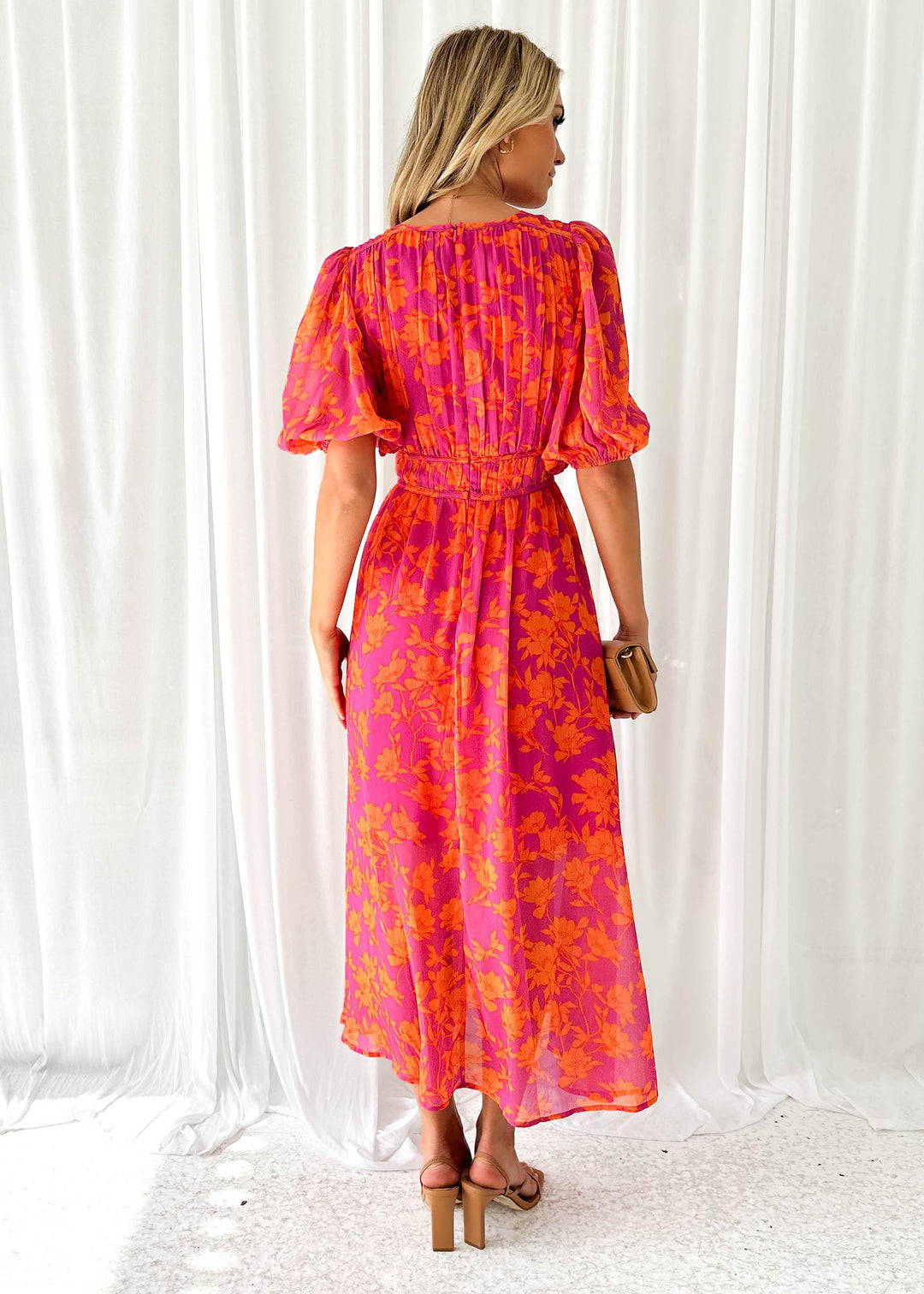 Moda femminile: abito lungo svasato estivo rosa arancione con scollo a V. Ideale per invitata matrimonio o eventi.