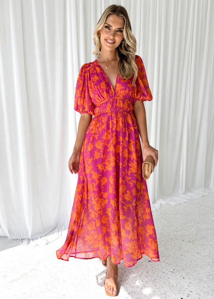 Abito lungo donna elegante rosa arancione con scollo a V. Vestito svasato ideale per serate e cerimonie estive.
