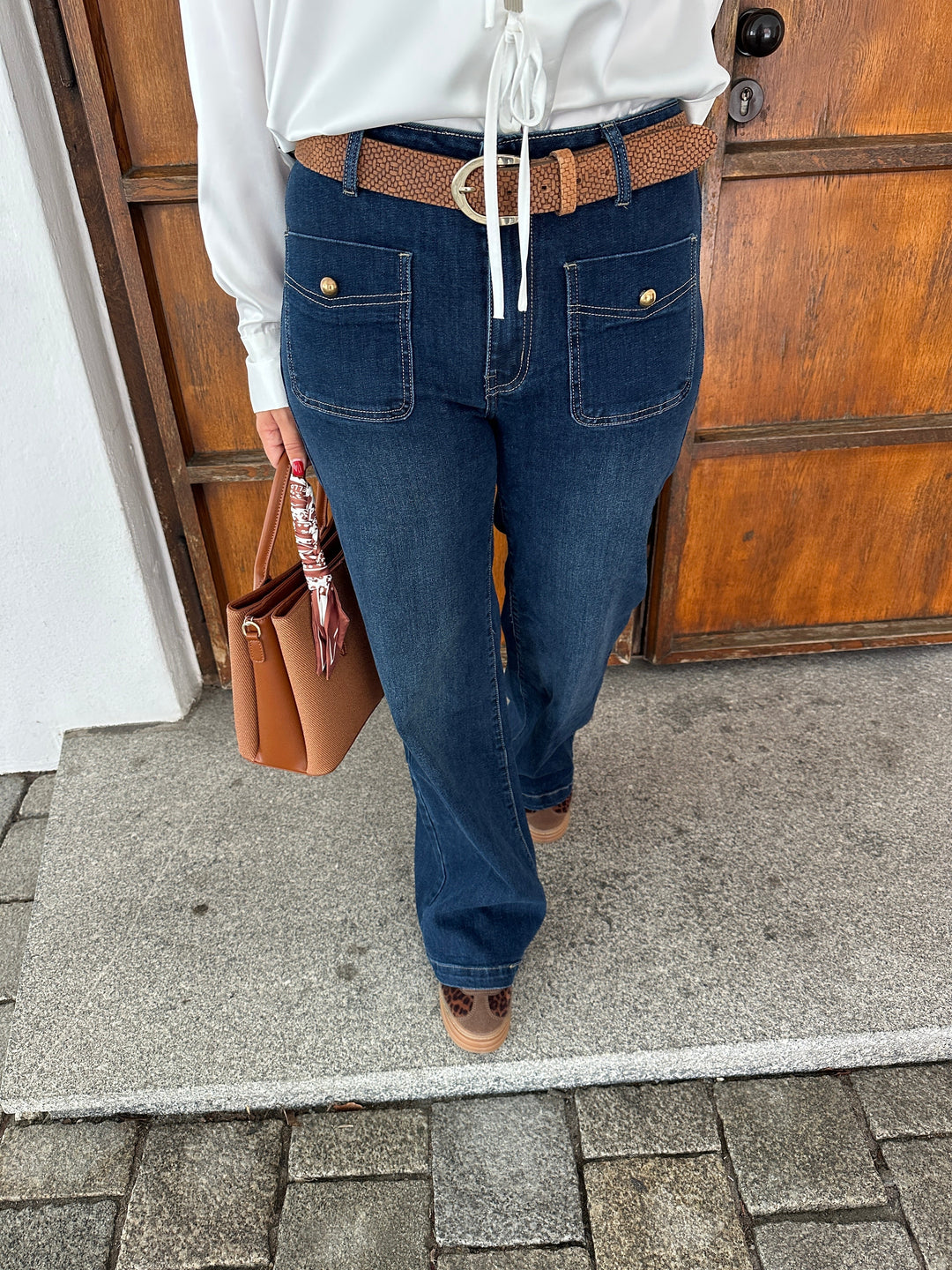 Jeans donna a gamba larga con vita alta e bottoni dorati. Look elegante e casual, ideali per outfit di tendenza.