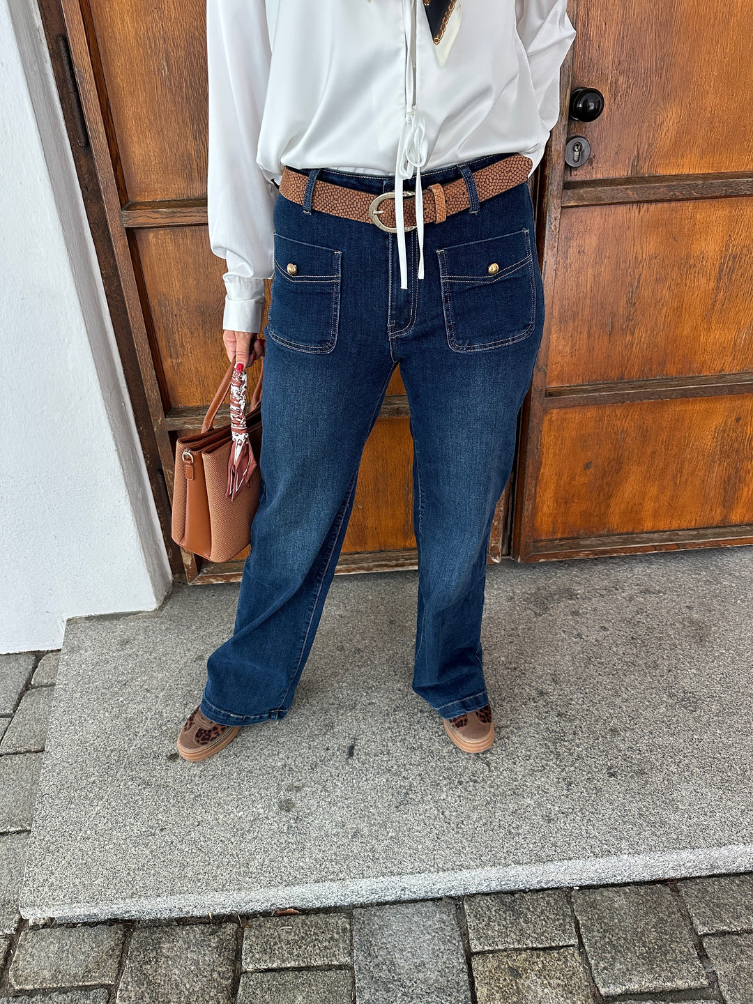 Jeans donna a gamba larga e vita alta, vestibilità comoda. Pantaloni denim casual eleganti per un look moderno.