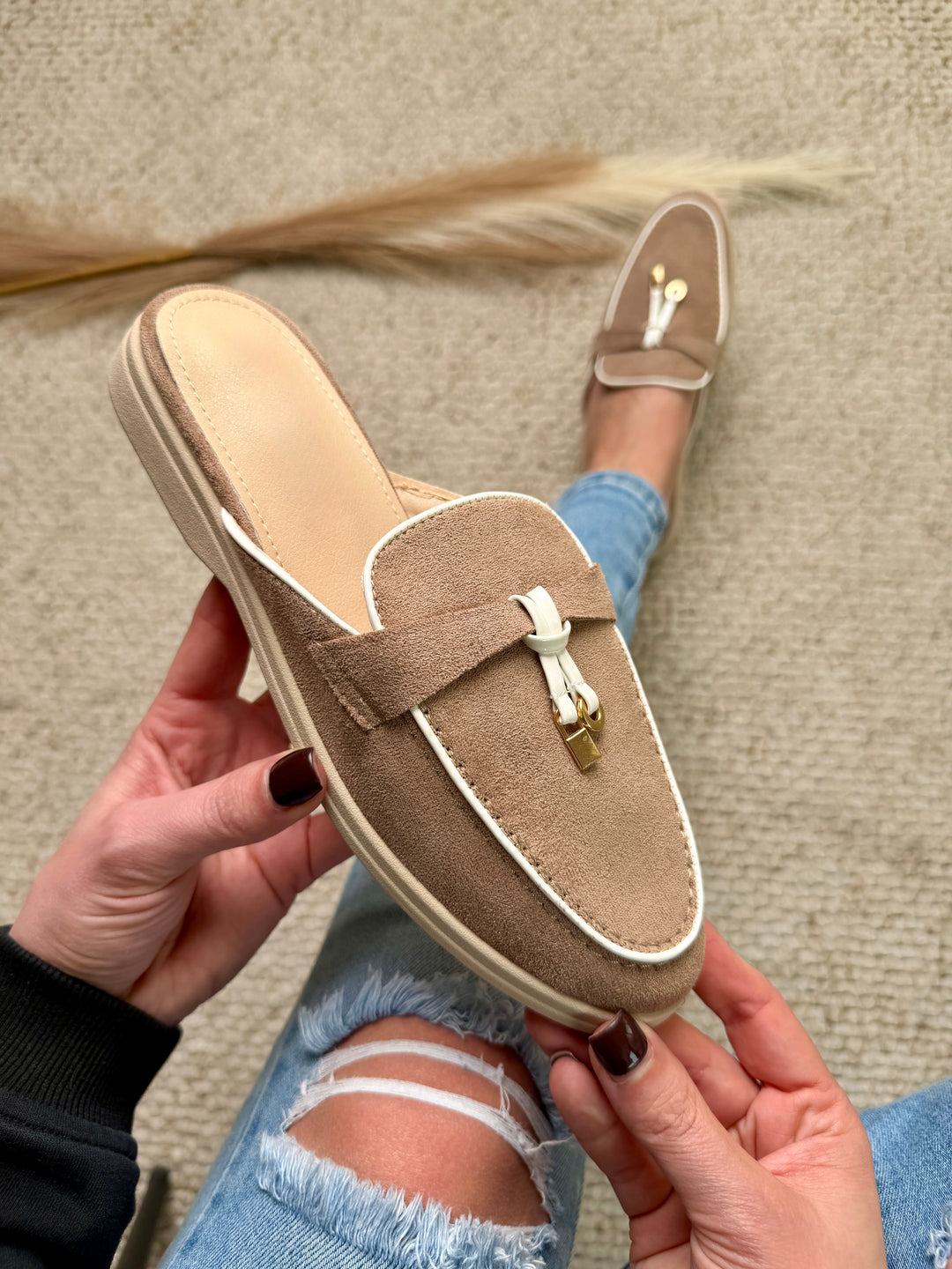 Mocassini donna neri, mule slip-on con tallone aperto, perfetti per look casual, eleganti e comfort.