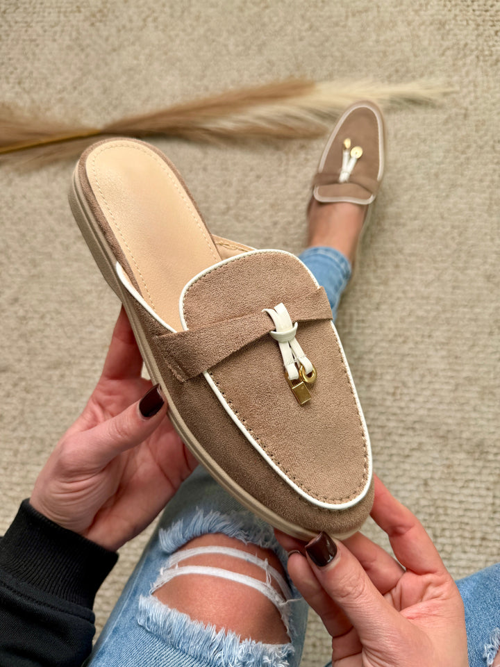 Scarpe donna mocassino mule slip-on, tallone aperto per facilità e comfort. Ideali per outfit casual eleganti.