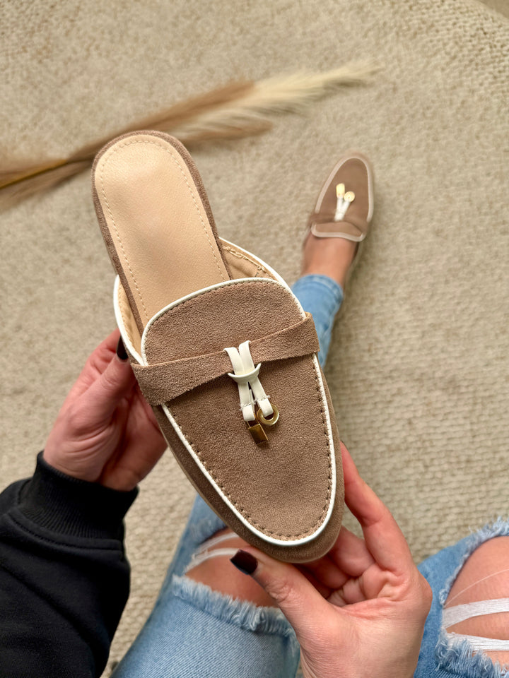 Mocassini donna mule alla moda, design slip-on con tallone aperto. Scarpe piatte e comode per ogni occasione.