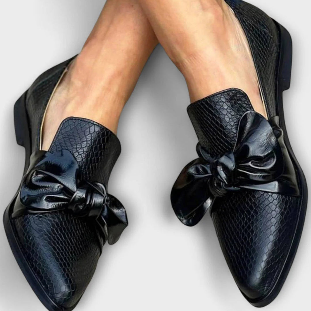 Mocassini da donna eleganti con superficie strutturata e punta affusolata, perfetti per look formali e casual chic.