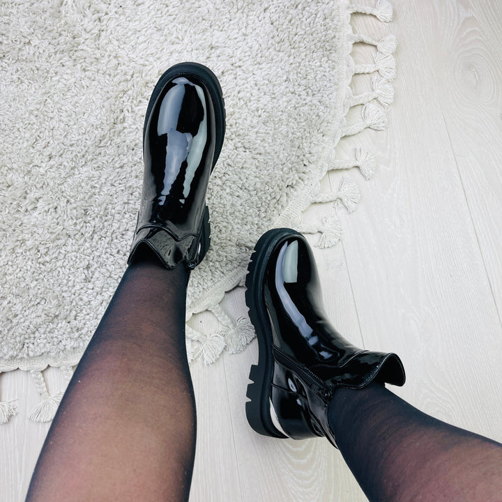 Stivaletti da donna neri lucidi con tacco per l'inverno. Perfetti per un tocco di eleganza e comfort.