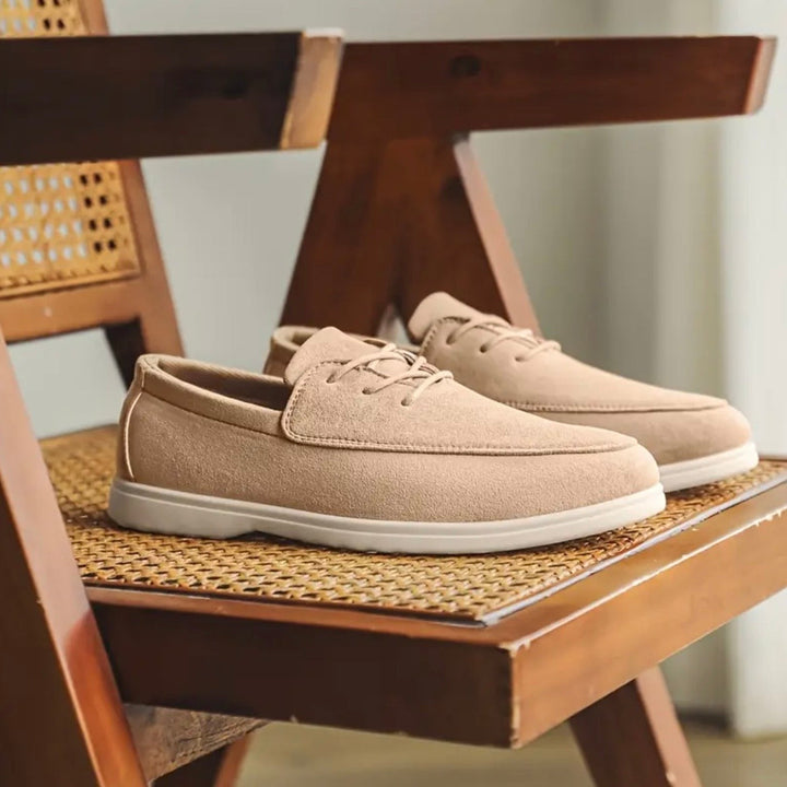 Mocassini uomo con suola antiscivolo, offrono trazione e sicurezza. Stile casual elegante e comfort.