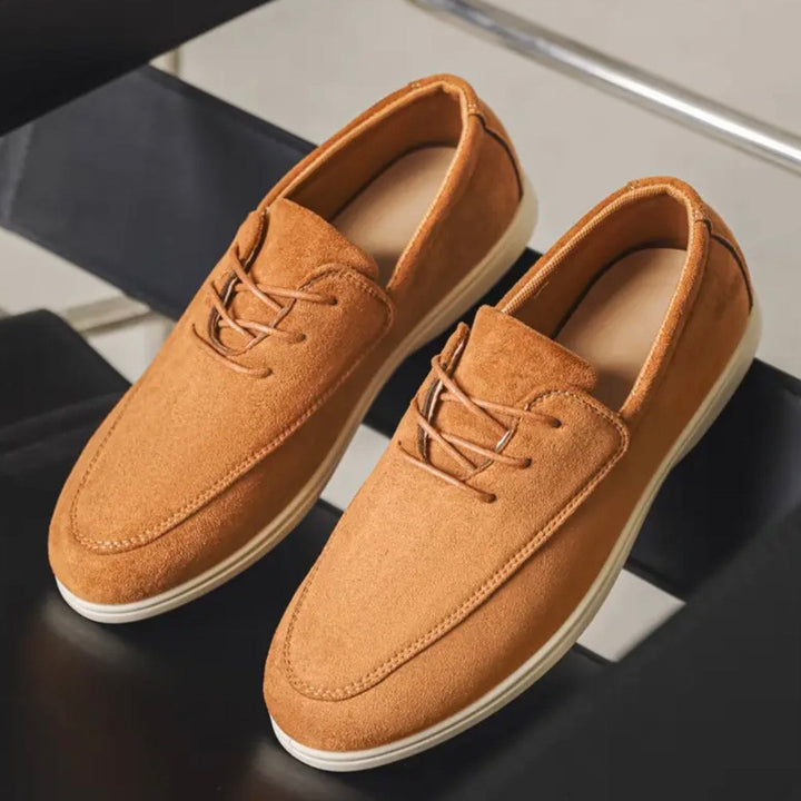 Mocassini uomo leggeri e comodi, con imbottitura interna e grip antiscivolo. Stile versatile.