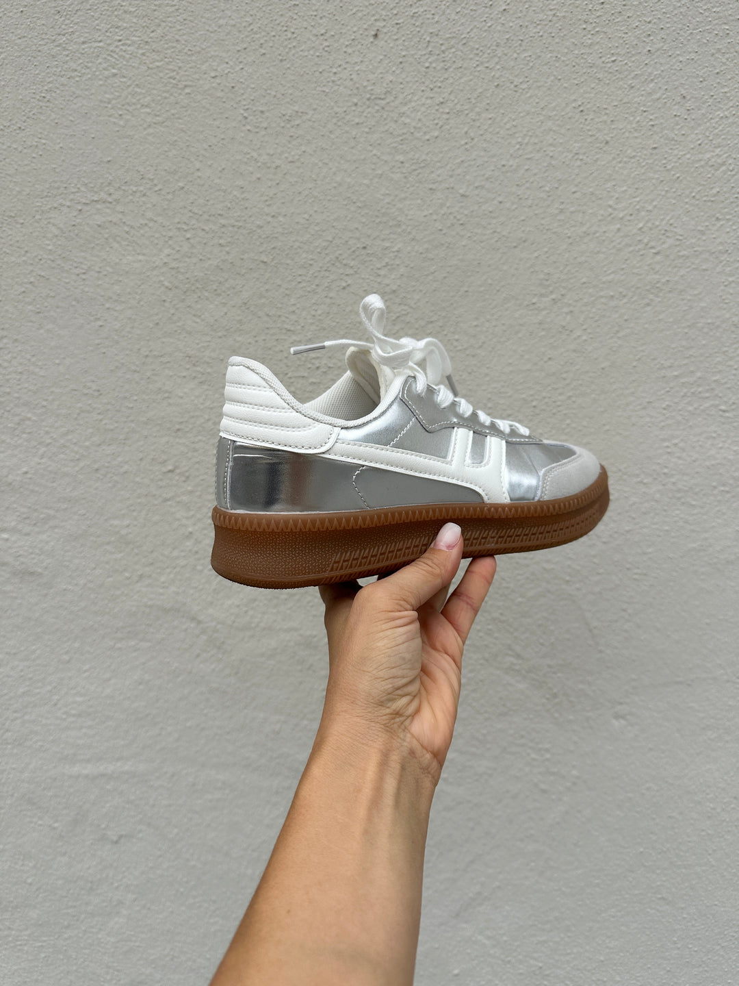 Scarpe donna sneakers argento grigio profilo basso con lacci, perfette per la moda casual.
