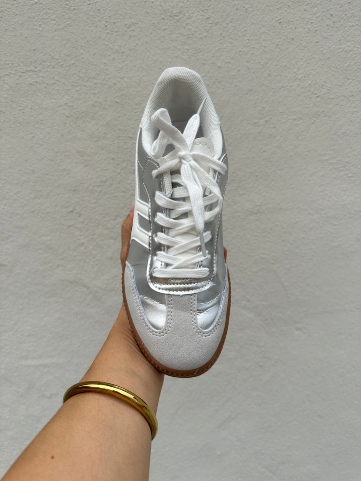 Sneakers moda donna argento grigio a profilo basso con lacci, scarpe versatili e comode.