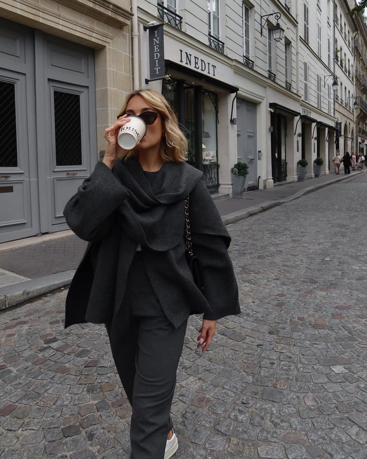 Cappotto donna casual chic grigio carbone, collo a scialle. Capospalla lungo avvolgente per stile elegante e moda.