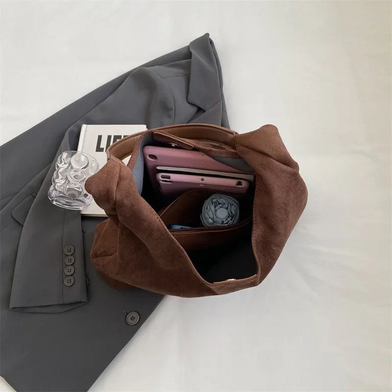 Borsa tote donna in pelle scamosciata verde, spaziosa e di tendenza, con manici robusti.