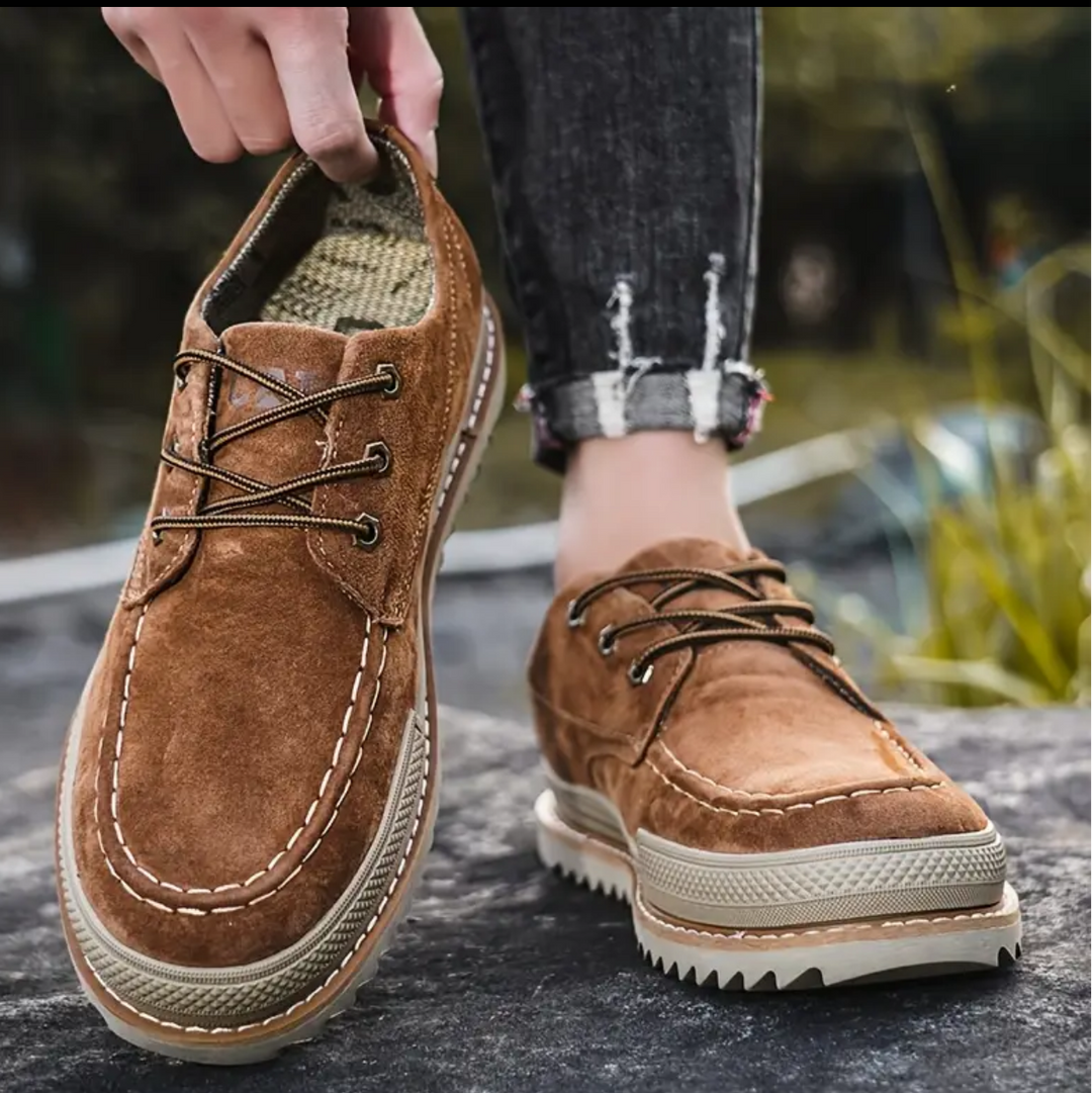 Stivali uomo moc-toe arancio con suola platform ammortizzata, ideali per comfort e stile urbano.