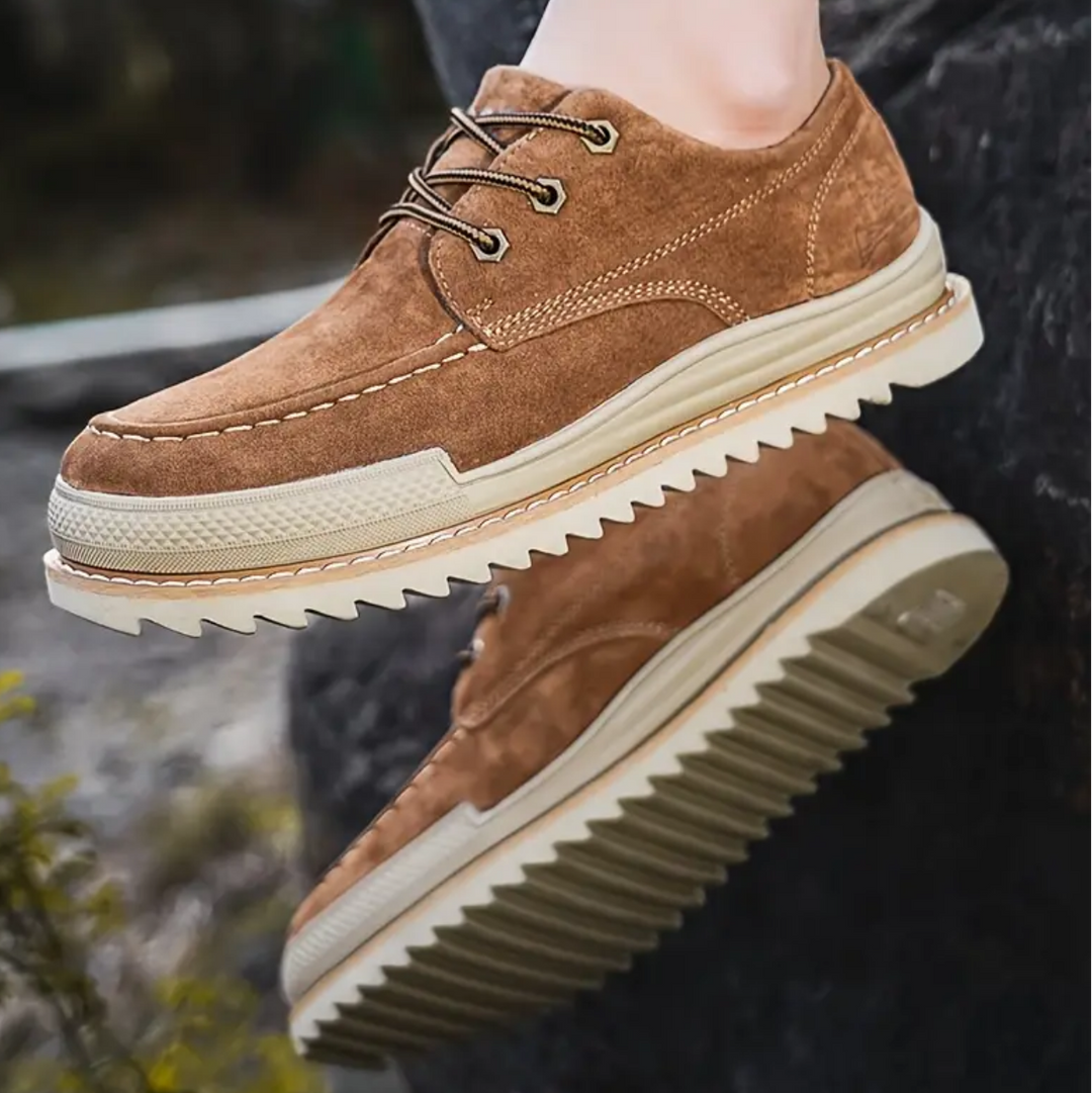 Stivali da uomo moc-toe con suola platform robusta e ammortizzata, ideali per camminate urbane lunghe.