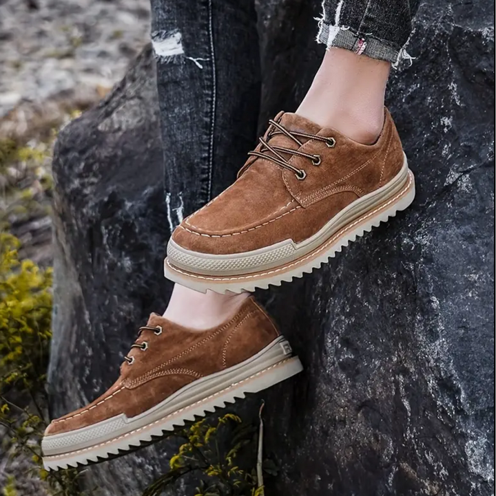 Primo piano: stivali uomo moc-toe arancio con suola platform in gomma, stile urbano e massimo comfort.