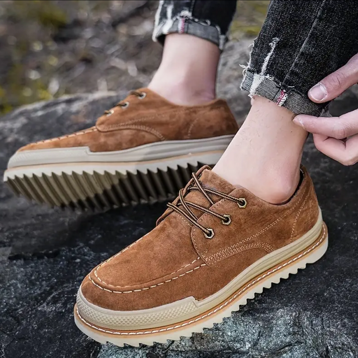 Stivali uomo moc-toe casual con suola platform ammortizzata per un outfit urbano versatile e comodo.