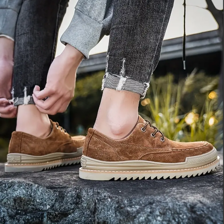 Moda uomo: stivali moc-toe con suola platform ammortizzata, un must-have per un look urbano e confortevole.