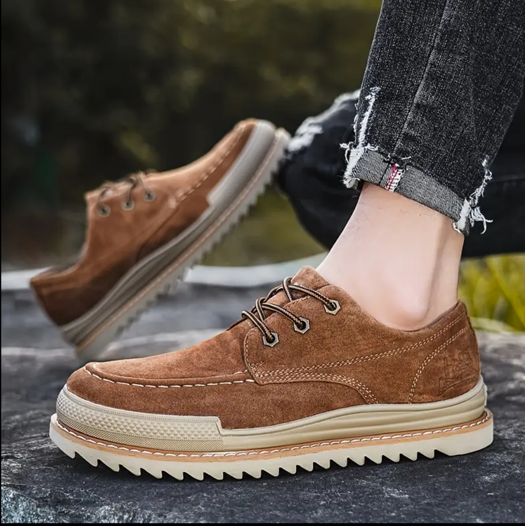Stivali uomo moc-toe dal design moderno, con suola platform in gomma ammortizzata per comfort superiore.