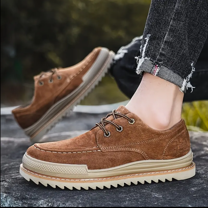 Stivali uomo moc-toe dal design moderno, con suola platform in gomma ammortizzata per comfort superiore.