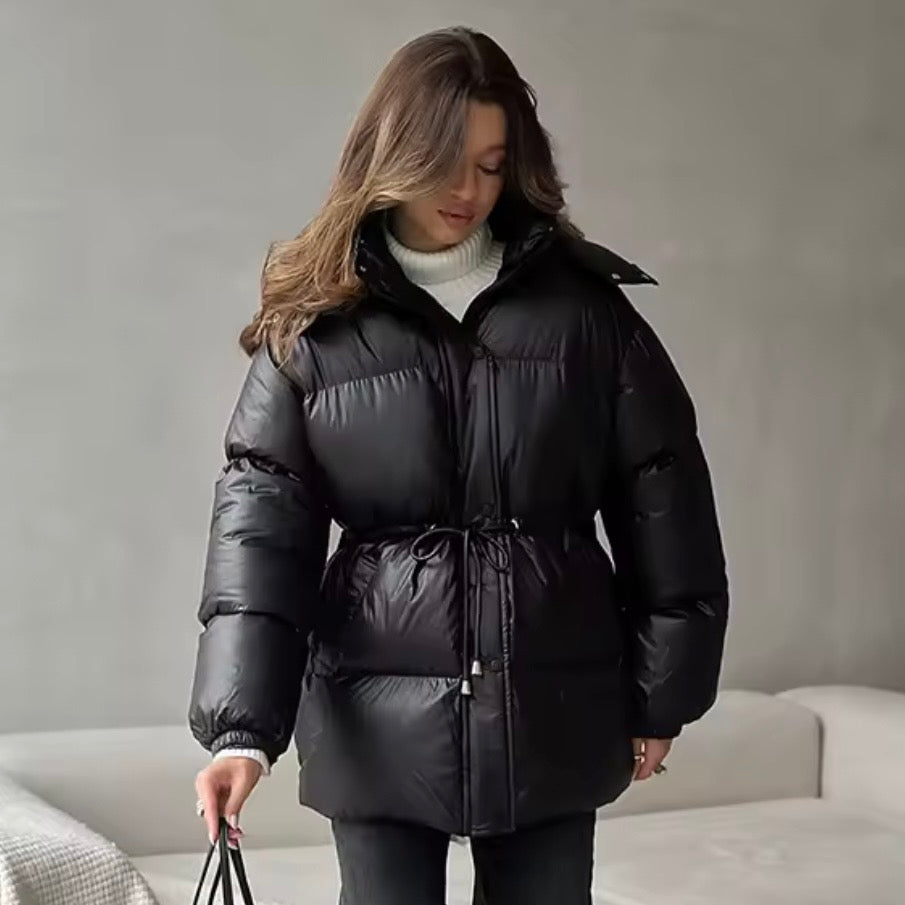 Giacca invernale donna, collo alto e vita regolabile per comfort termico. Capospalla caldo e alla moda.