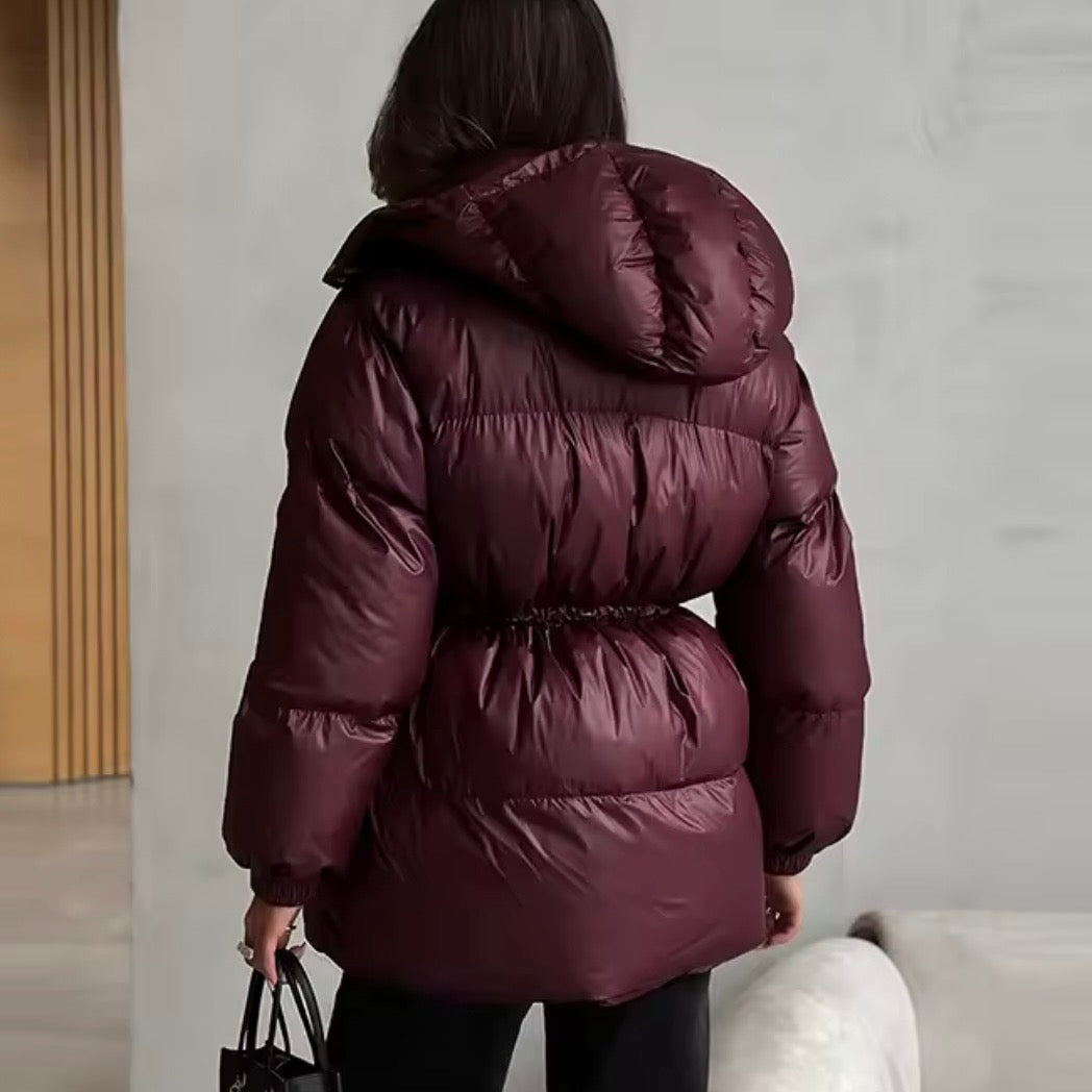 Puffer donna invernale, giacca calda con collo alto e vita regolabile. Affronta il freddo con stile.