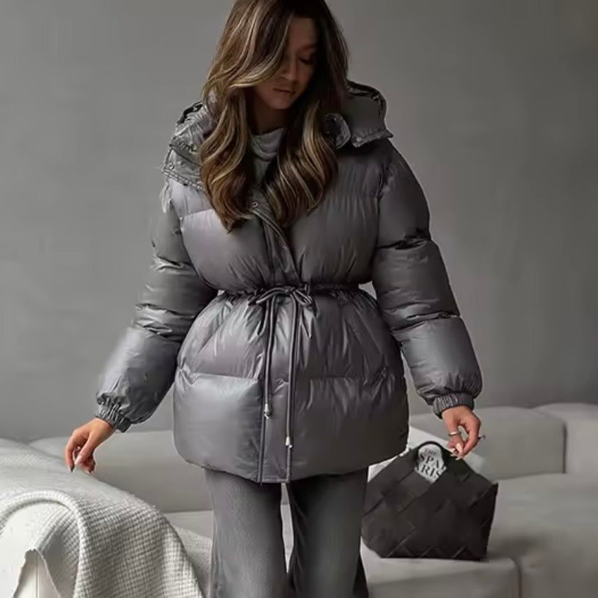 Giacca invernale donna imbottita, collo alto protettivo e vita regolabile. Stile e calore garantiti.