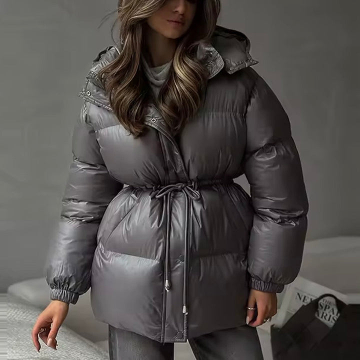 Calda giacca puffer invernale da donna con collo alto e vita regolabile, perfetta per il freddo.