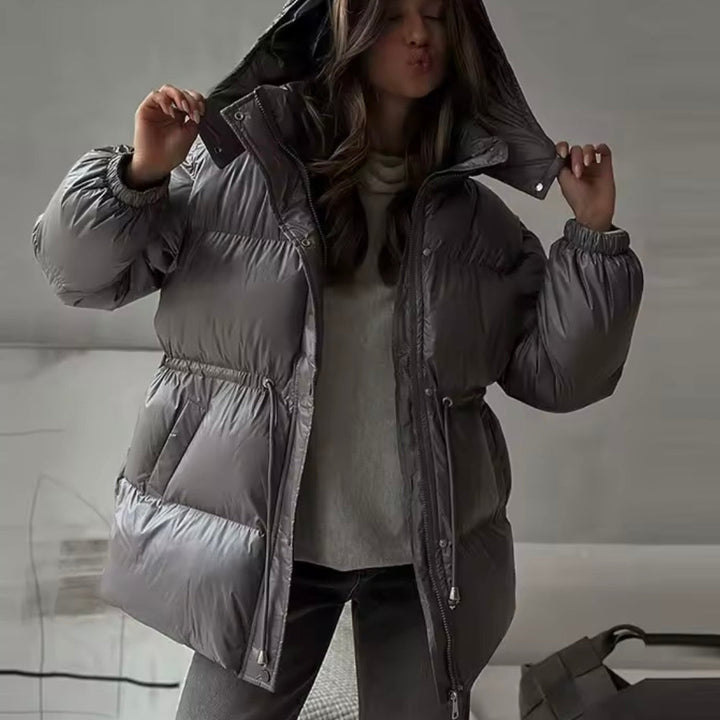 Versatile giacca invernale da donna, capospalla con collo alto e vita regolabile. Ideale per il freddo.
