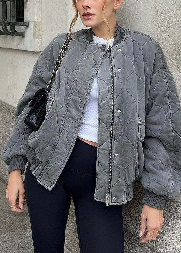 Giacca bomber donna invernale grigia, vestibilità ampia, ideale per un look casual e caldo.