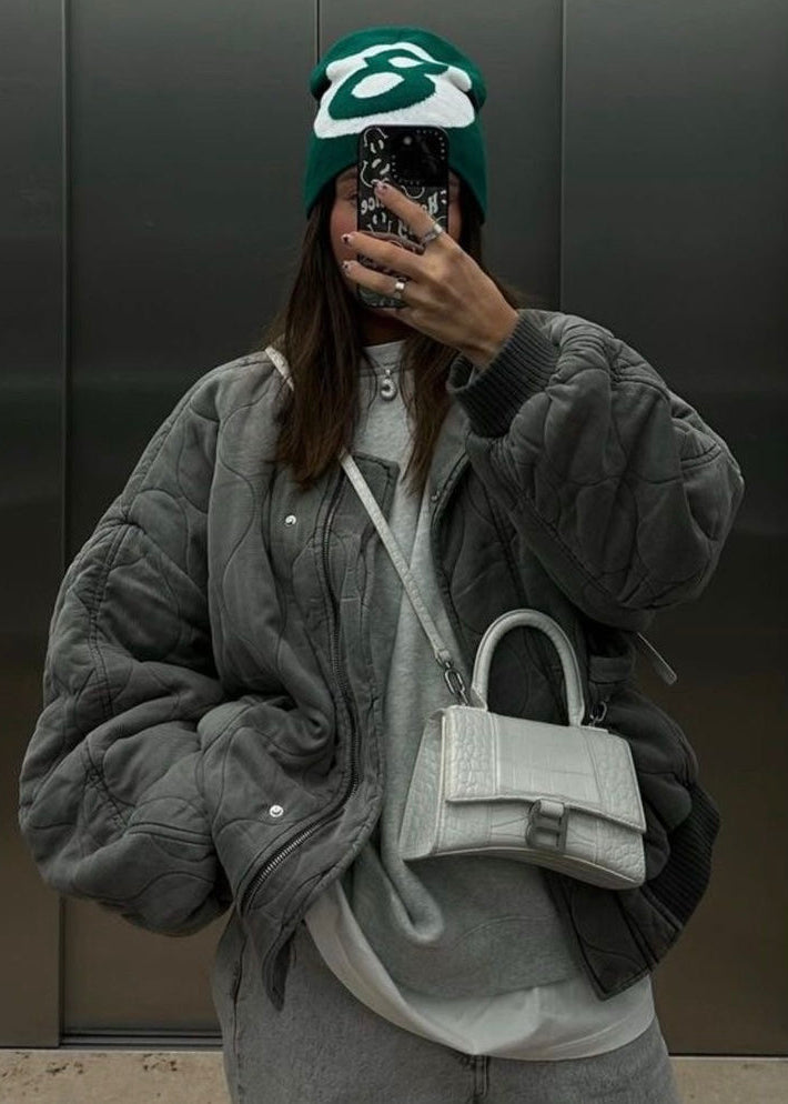Giacca donna bomber invernale grigia, stile ampio. Perfetta per moda casual e abbigliamento esterno caldo.