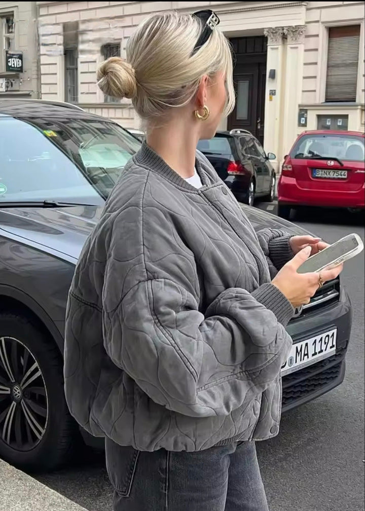 Bomber invernale donna a vestibilità ampia, grigio. Perfetto per un comfort caldo e uno stile rilassato.