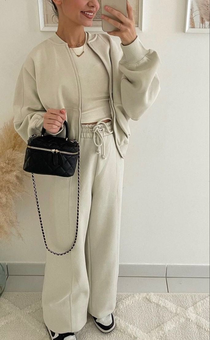Maglione lungo e pantaloni morbidi con coulisse: un completo tuta donna casual per ogni stagione.