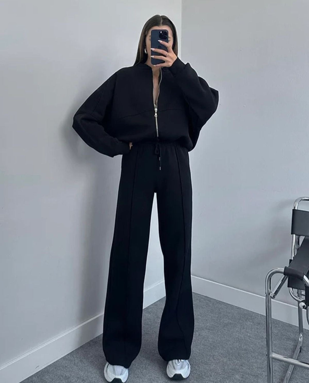 Completo casual donna: un completo tuta elegante ma comodo con maglione lungo e pantaloni sportivi.