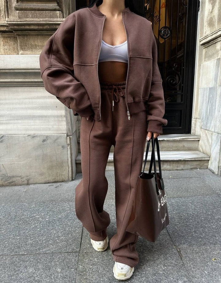 Completo tuta donna casual con maglione lungo e pantaloni morbidi, perfetto per outfit comodo quotidiano.