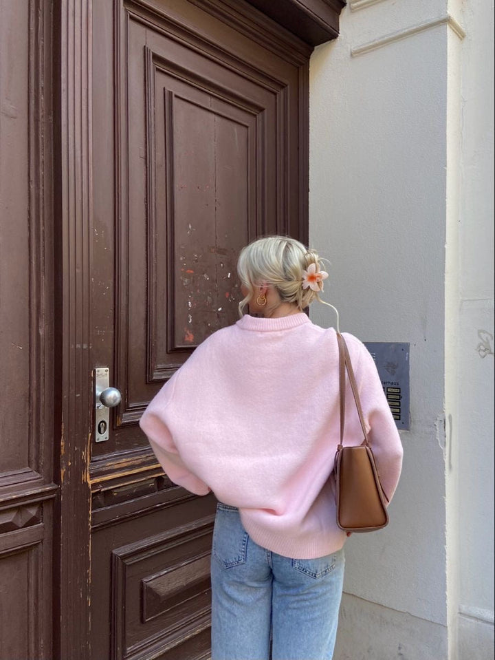Maglione da donna rosa oversize in maglia, con scollo tondo, un capo caldo e chic per l'inverno.